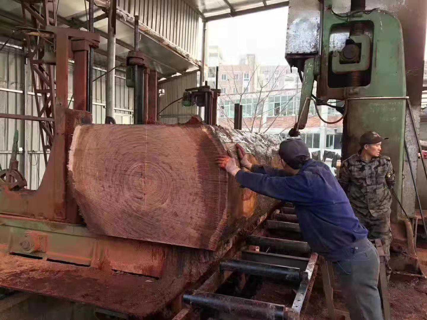 带大家认识“灌了钢筋和水泥”的千斤实木大板，你还会上当吗