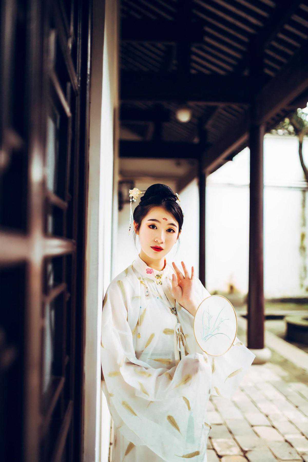 和尚借宿，美妇人请他帮忙修床，和尚：姑娘，请你自重