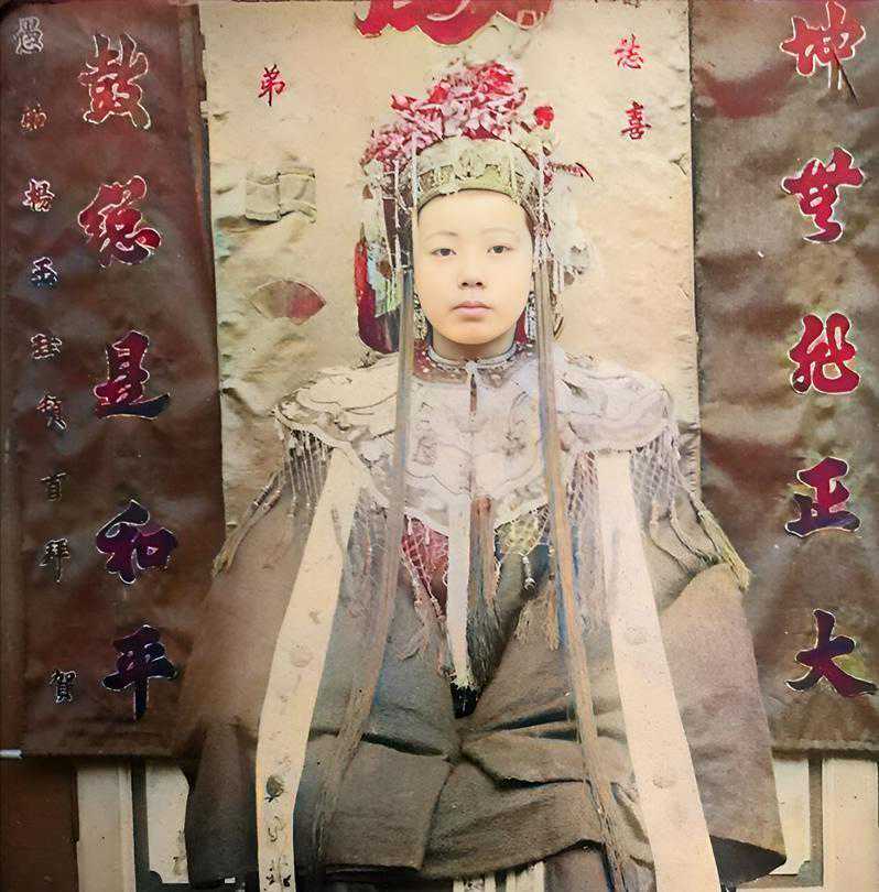 不堪入目老照片：世界选美大赛，女子全裸站在评委们面前