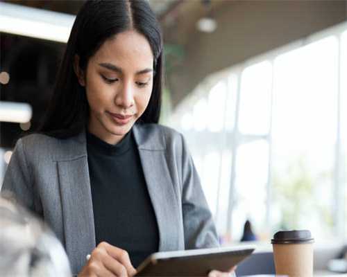 一张“双人床”仅1.2米宽，用了26年舍不得换，鄂红兵是“不做声、只做事”的人