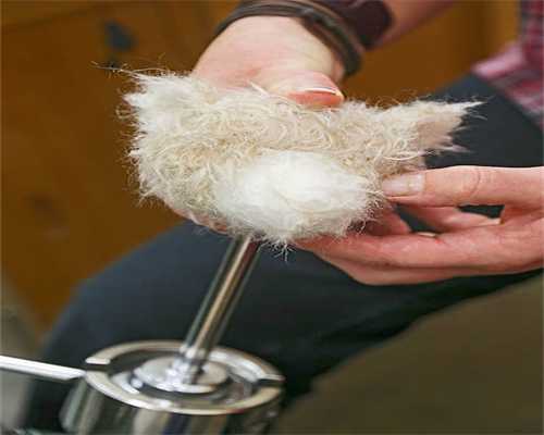 开会有点“费水”！为啥会议桌上的水总是喝一半，剩一半……