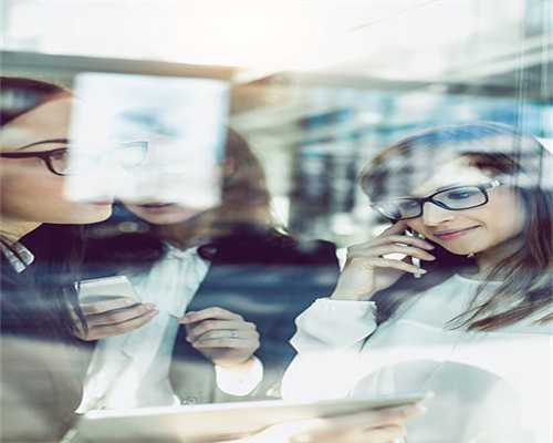 北京老炮闫京聚餐，头发稀疏走路弯腰驼背，圈内地位依然很高