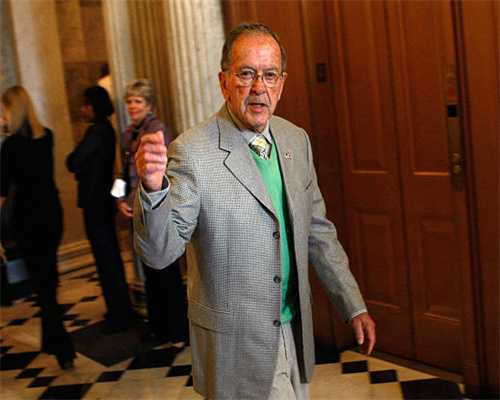 师傅是个老实人，打个卡座把尺寸一股脑说出来了，朋友回家偷学